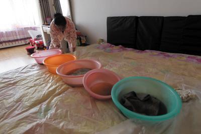屏边楼上漏水，住户失联，小区没物管，业主维权难！律师来支招……